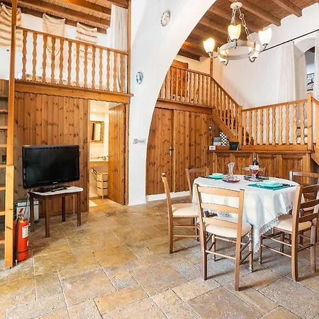 Fedra's Traditional House Holiday home *